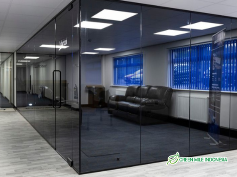 partisi kaca ruangan