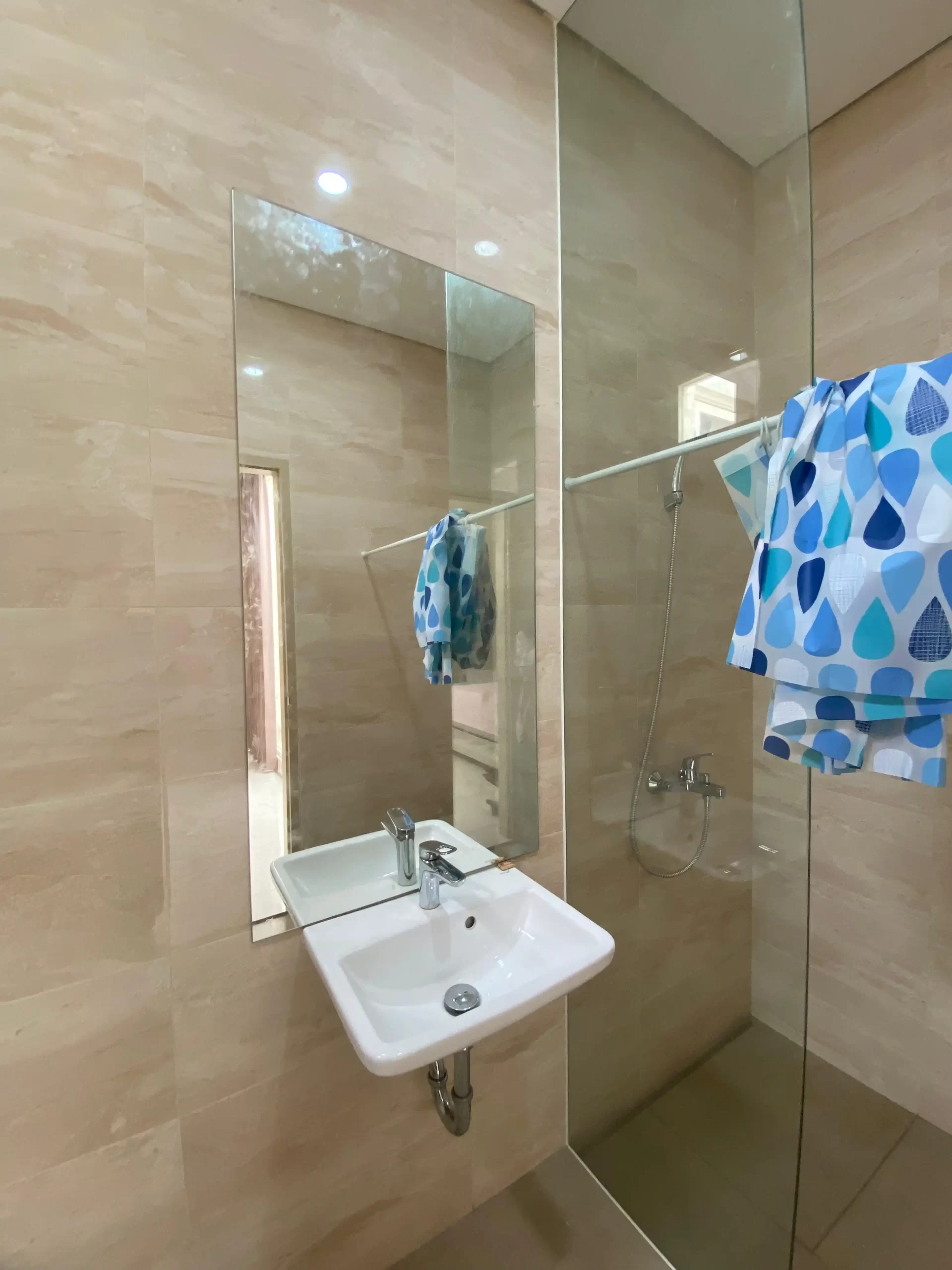Shower Box Apartemen Ciputra World, Green Mile